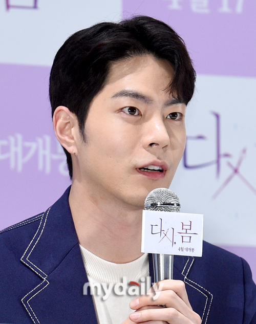 Hong Jong-Hyun greets him at the premiere of the movie Repeal, Spring at Lotte Cinema in Jayang-dong, Seoul on the afternoon of the 8th.