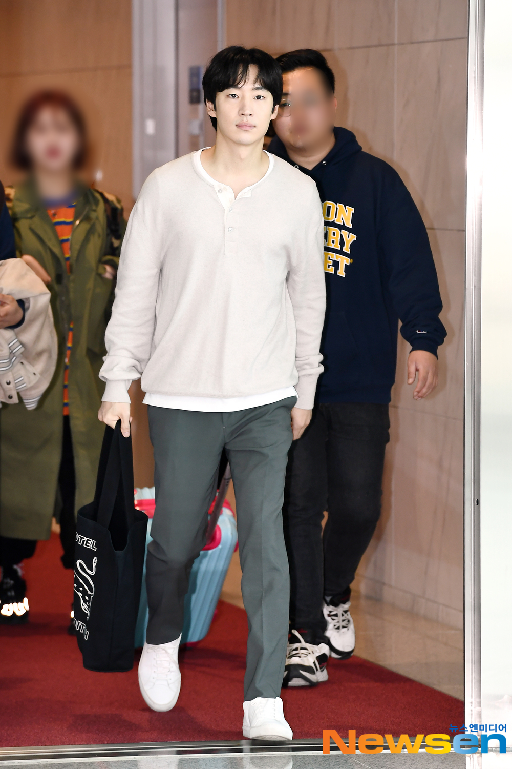 Actor Lee Je-hoon departed for Japan at the Incheon International Airport in Unseo-dong, Jung-gu, Incheon on the afternoon of April 8 - 2019 Korean Culture and Tourism Competition in Fukuoka Prefecture New Korean Wave Special Night - Event attendance car Japan Fukuoka Prefecture.Actor Lee Je-hoon is leaving for Japan Fukuoka Prefecture with an airport fashion show.exponential earthquake