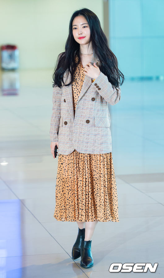 Apink Son Na-eun left for Jeju Island on the afternoon of the 8th through Gimpo Airport in Gangseo-gu, Seoul.Apink Son Na-eun poses.