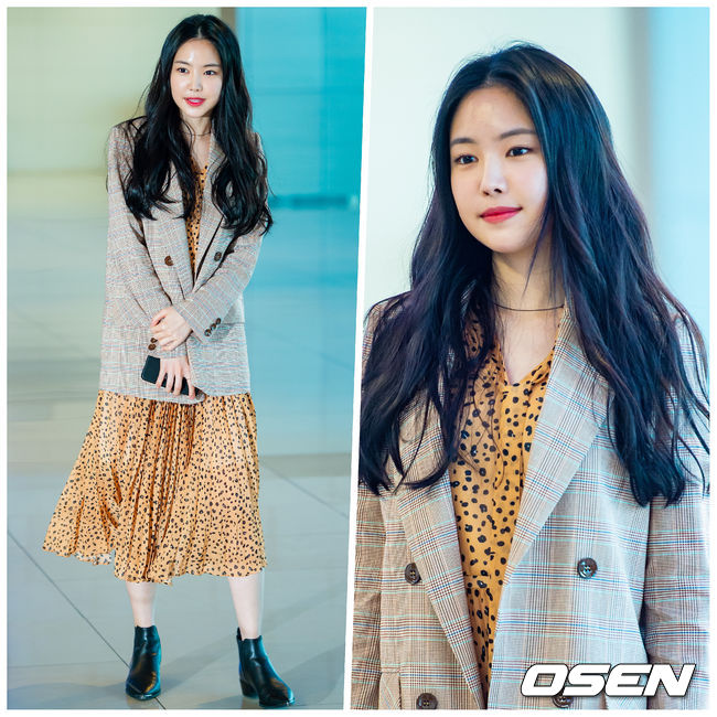 Apink Son Na-eun left for Jeju Island on the afternoon of the 8th through Gimpo Airport in Gangseo-gu, Seoul.Apink Son Na-eun poses.