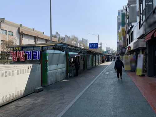 지난 5일 서울 노량진역 인근의 컵밥거리는 점심시간인데도 한산한 모습이다.