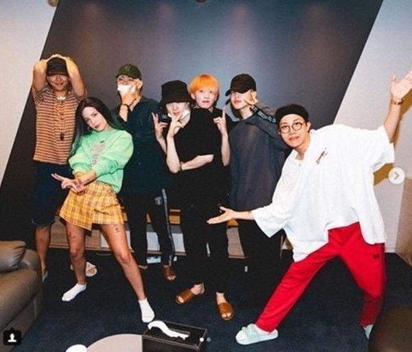 There is a growing interest in singer Halsey who collaborated with group BTS.BTS will be on its official website, fan cafes and SNS channels at 0:00 on the 8th, and will feature a new album, Map of the Soul: The title song of the Persona (MAP OF THE SOUL: PERSONA) for Little Things (Boy With Luv) feat.Halsey teaser video was released, and the news of the collaboration with Halsey was reported.Halsey, who participated in the BTS new song feature, was born in 1994 and debuted in 2015 and was loved for hits such as Without Me, Eleven Minutes (11 Minutes) and Bad At Love.The debut album Badlands made headlines by peaking at number two on the Billboards album chart Billboards 200 and selling more than a million copies, and in 2016, it featured the chainsmokers Closer and made its name known to domestic fans.In 2017, he was recognized for his skills at the Billboards Music Awards, winning three awards: Top Dance/Electronic Songs, Top Collaboration and Top 100 Songs.Halsey, in particular, has a deep connection with BTS.Halsey, who met BTS at the Billboards Music Awards in 2017 and showed off her friendship by taking pictures together, recently posted a hand cream photo of BTS Jimins character Chimi (CHIMMY) on her personal SNS, and certified her as a BTS fan.