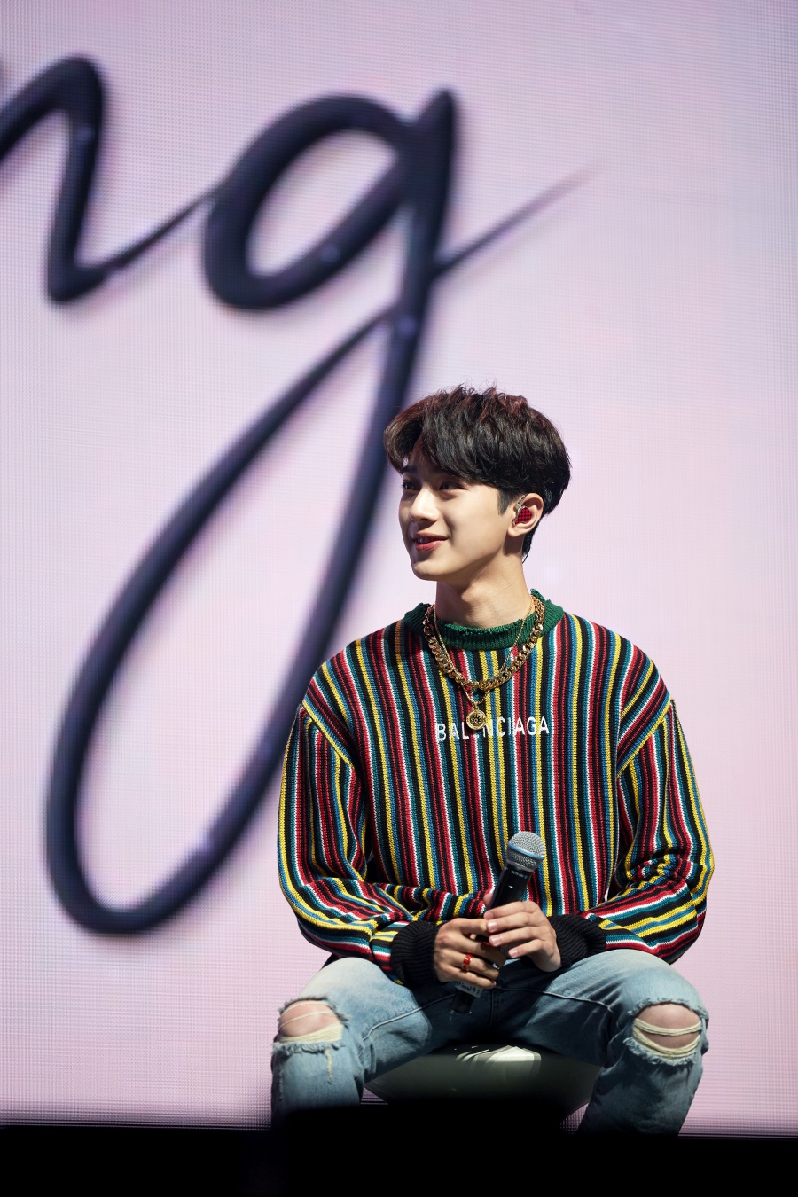 Lai Kuan-lin successfully completed the first solo fan meeting in Korea.Lai Kuan-lin from the group Wanna One held the first solo fan meeting 2019 Lai Kuan-lin fan meeting Good Filling in Korea at the Olympic Park Olympic Hall in Seoul,Lai Kuan-lin, who made the opening stage with his charismatic solo song High Pay, gave his fans his first greeting, saying, Its been too long, I missed you.Today is a new beginning, I will work hard not to disappoint you who are starting a new beginning.Lai Kuan-lin talked closely with fans through the Lai Kuan-lins Four Cuts corner, which recalls recent trends and past, and the Do Everything corner, which counsels the fans stories directly.In particular, Park Jihoon, who worked with Wanna One, and Selfa taken in Osaka, were released. In the Wanna One activity, Park Jihoon and Park Jihoon and an anecdote on a kickboard for three hours to go to Cheongdam-dong, I got a smile.In the School City of London Rai corner, the Pentagons Wooseok, who worked together as a unit activity, appeared as a guest and played various games such as body dance, quiz hit, basketball shot showdown, and enjoyed the fans with their limited express chemistry.Lai Kuan-lin has received a lot of fans attention by offering a variety of stages including Ed Sheerans Shape City of London You, MGKs Let You Go, Wooseok X Guerins mini 1st title song Starge and solo song Good Filling.I am grateful for being around for a moment, the fans said in a surprise video.I am really grateful that I can share so many memories in three years, said Lai Kuan-lin, who expressed his sincere heart, I think it is more realistic to start communicating with fans like this.I will continue to show you a better picture, so I would like to ask for your love and interest. After the fan meeting, Lai Kuan-lin had a time to see the fans off while high-fived with all the audience, and turned on the V-live to make the fan meeting that ended in the first round.As a result, the successful Lai Kuan-lin fan meeting was nicknamed Hyeja fan meeting among fans.Lai Kuan-lin, who has successfully completed the Seoul fan meeting to open the Asian fan meeting tour, will continue to open in Bangkok on the 20th.