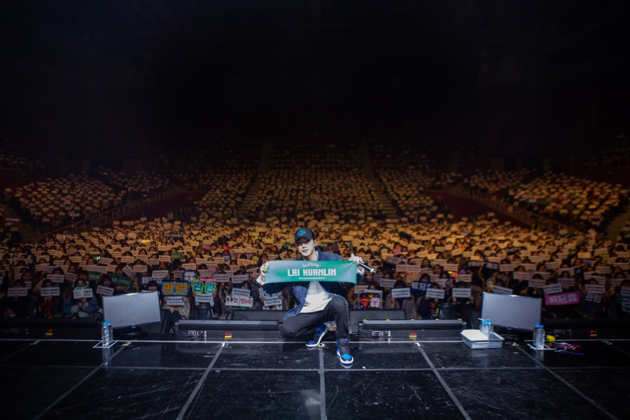 Lai Kuan-lin successfully completed the first solo fan meeting in Korea.Lai Kuan-lin from the group Wanna One held the first solo fan meeting 2019 Lai Kuan-lin fan meeting Good Filling in Korea at the Olympic Park Olympic Hall in Seoul,Lai Kuan-lin, who made the opening stage with his charismatic solo song High Pay, gave his fans his first greeting, saying, Its been too long, I missed you.Today is a new beginning, I will work hard not to disappoint you who are starting a new beginning.Lai Kuan-lin talked closely with fans through the Lai Kuan-lins Four Cuts corner, which recalls recent trends and past, and the Do Everything corner, which counsels the fans stories directly.In particular, Park Jihoon, who worked with Wanna One, and Selfa taken in Osaka, were released. In the Wanna One activity, Park Jihoon and Park Jihoon and an anecdote on a kickboard for three hours to go to Cheongdam-dong, I got a smile.In the School City of London Rai corner, the Pentagons Wooseok, who worked together as a unit activity, appeared as a guest and played various games such as body dance, quiz hit, basketball shot showdown, and enjoyed the fans with their limited express chemistry.Lai Kuan-lin has received a lot of fans attention by offering a variety of stages including Ed Sheerans Shape City of London You, MGKs Let You Go, Wooseok X Guerins mini 1st title song Starge and solo song Good Filling.I am grateful for being around for a moment, the fans said in a surprise video.I am really grateful that I can share so many memories in three years, said Lai Kuan-lin, who expressed his sincere heart, I think it is more realistic to start communicating with fans like this.I will continue to show you a better picture, so I would like to ask for your love and interest. After the fan meeting, Lai Kuan-lin had a time to see the fans off while high-fived with all the audience, and turned on the V-live to make the fan meeting that ended in the first round.As a result, the successful Lai Kuan-lin fan meeting was nicknamed Hyeja fan meeting among fans.Lai Kuan-lin, who has successfully completed the Seoul fan meeting to open the Asian fan meeting tour, will continue to open in Bangkok on the 20th.