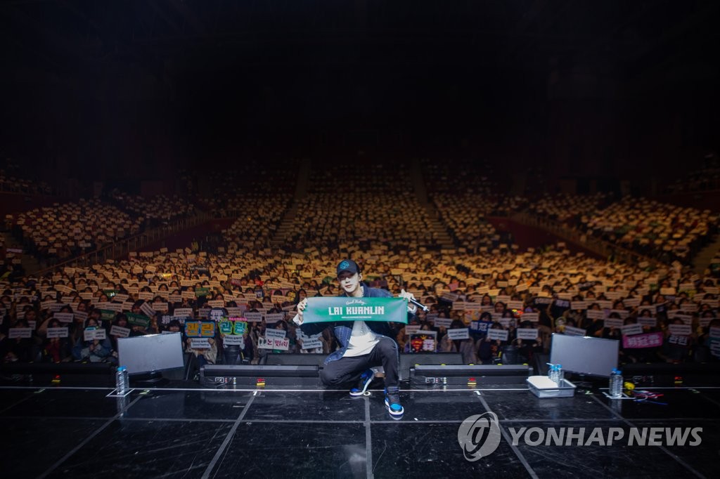 Seaul=) Lai Kuan-lin from Wanna One announced on the 8th that she successfully completed the first solo fan meeting 2019 Lai Kuan-lin fan meeting - Good Piling in Korea at the Olympic Hall in Seoul Songpa-gu on the 6th.I will continue to show you a better look, he said, cheering on Lai Kuan-lin, who will continue his fan meeting in Bangkok, Thailand on Tuesday. 2019.4.8.