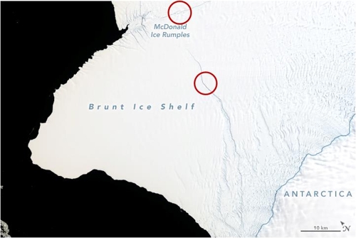 남극대륙에서 바다로 나와있는 브런트 빙붕. 1월23일 현재. 중앙의 금과 상단의 핼러윈 크랙이 만나면 뉴욕시 두 배 크기의 얼음이 빙산으로 떨어져 나가게 된다. [NASA 제공]