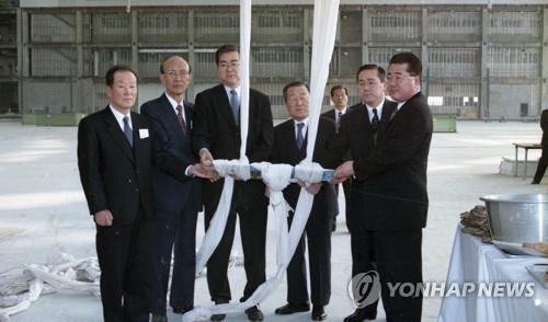 아버지 조중훈 회장, 형제들과 함께한 조양호 회장 (서울=연합뉴스) 조양호 한진그룹 회장이 8일 새벽(한국시간) 미국 현지에서 숙환으로 별세했다고 대한항공이 밝혔다. 사진은 1996년 12월 '김포 대한항공 빌딩'의 상량식에서 아버지 조중훈 회장 등 그룹 관계자들과 함께한 조양호 회장. (왼쪽부터) 황창학 한진 부회장, 이근수 한진해운 부회장, 조양호 한진그룹 당시 부회장, 조중훈 회장, 조남호 당시 한진건설 사장, 조수호 당시 한진해운 사장. 2019.4.8 [연합뉴스 자료사진]