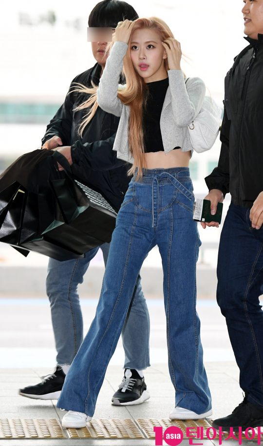 Girl group Black Pink (Jisu, Jenny, Rose, Lisa) Rose is showing off her airport fashion by leaving for Thailand via Incheon International Airport to attend a mobile phone event on the afternoon of the 9th.