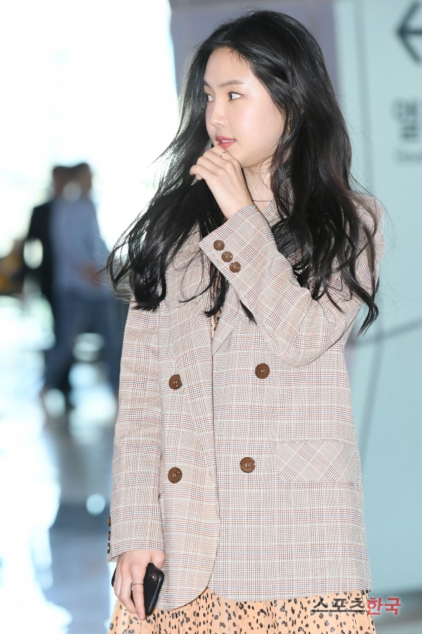 Apink Son Na-eun is leaving for Jeju Island through Gimpo International Airport in Gangseo-gu, Seoul, on the afternoon of the 8th.