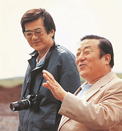조양호(왼쪽) 한진그룹 회장이 1982년 제주도 제동목장에서 부친 조중훈 창립자와 담소를 나누고 있다. 국민일보DB