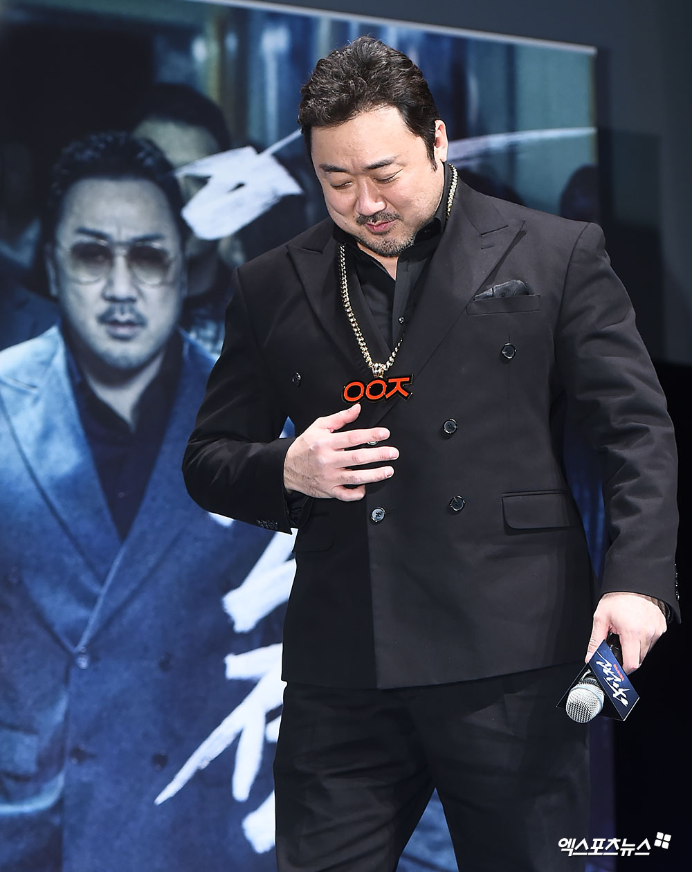 Actor Ma Dong-Seok, who attended the production report of the movie Bad Man held at CGV Apgujeong in Sinsa-dong, Seoul on the morning of the 9th, won the punch game and has a photo time with the first necklace.