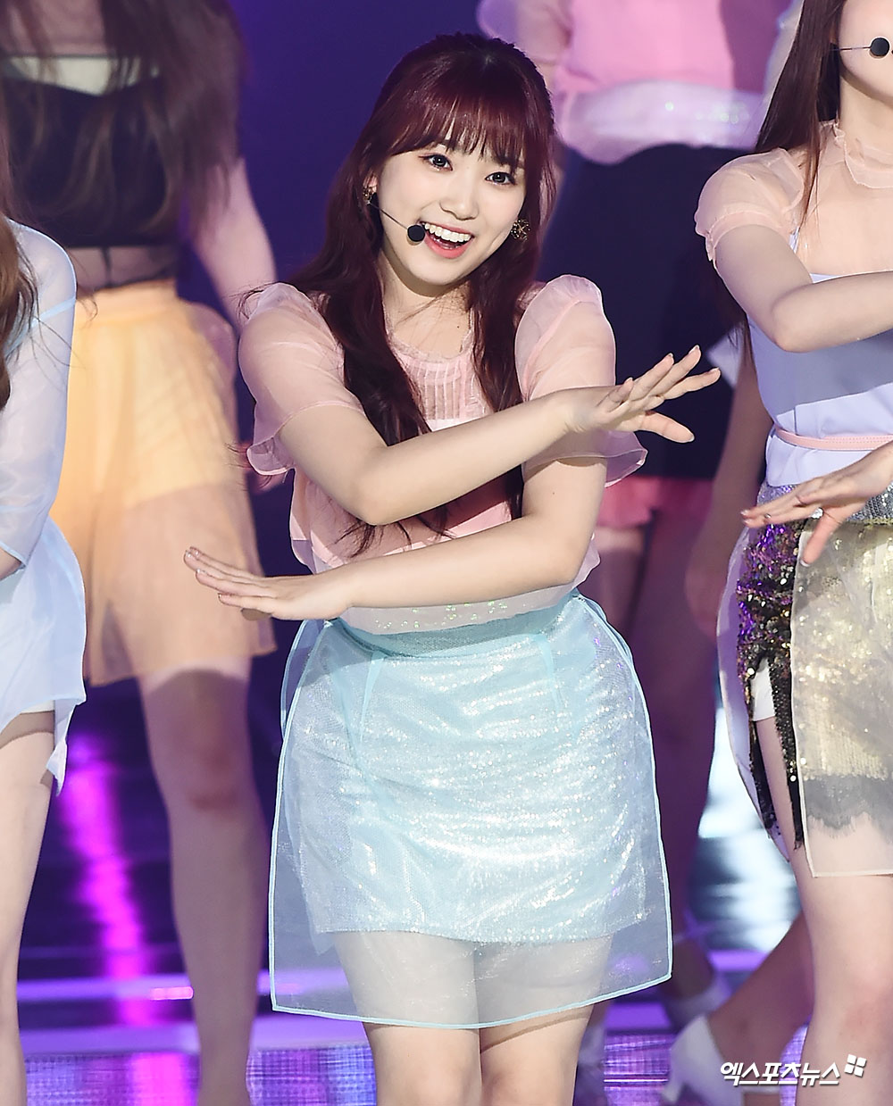 Nako IZ*ONE Yabuki, a group who attended SBS MTV The Show on the SBS Prism Tower in Sangam-dong, Seoul on the afternoon of the 9th, is showing a wonderful stage.