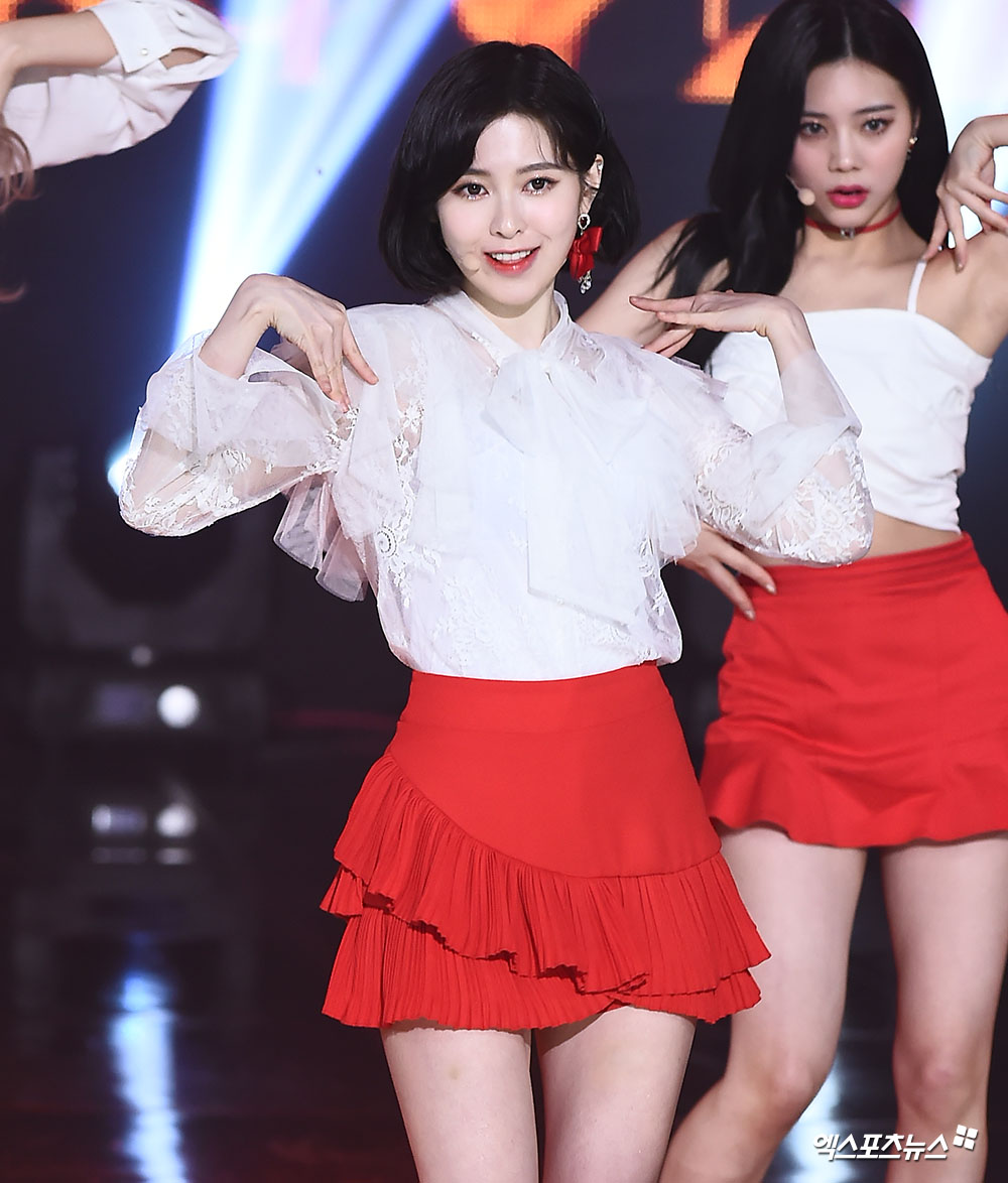 On the afternoon of the 9th, SBS MTV The Show at the SBS Prism Tower in Sangam-dong, Seoul, the group DIA Yevin who attended the on-site release is showing a wonderful stage.