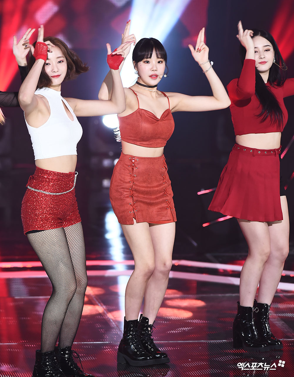 On the afternoon of the 9th, SBS MTV The Show at the SBS Prism Tower in Sangam-dong, Seoul, the group Momoland Yeon Woo, Jui and Nancy are showing off a wonderful stage.