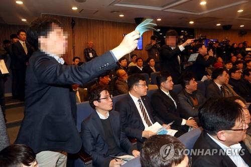 항의하는 주주 (서울=연합뉴스) 홍해인 기자 = 27일 오전 서울 강서구 대한항공 본사에서 열린 제57기 정기주주총회에서 한 참석자가 의사진행 발언을 요청하며 의장을 맡은 우기홍 대표이사에게 항의하고 있다. 2019.3.27