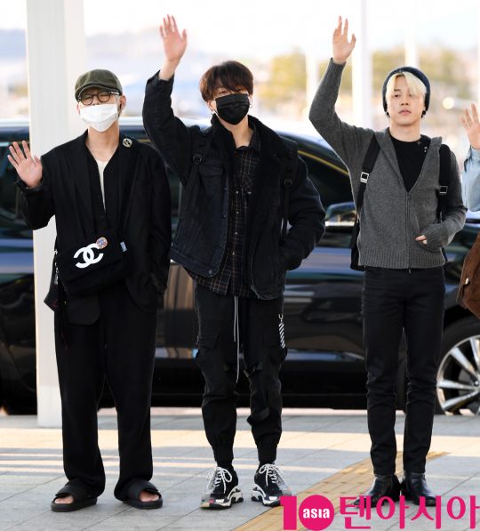 Group BTS (RM, Sugar, Jean, Jay Hop, Jimin, Bhu, Jungkook) Bu, Jungkook and Jimin are showing off their airport fashion by leaving for United States of America New York through Incheon International Airport to attend United States of America SNL appearance and Persona album comeback stage on the afternoon of the 10th.The track list of the new album Map of the Soul: Persona (MAP OF THE SOUL: PERSONA) includes the title song Boy With Luv, feat, starting with Intro: Persona, which was first introduced through leader RMs solo and comeback trailer video.Halsey), Mikrokosmos, Make It Right, Home, Jamais Vu, and Dionysus, which include a total of seven tracks, and will be released simultaneously around the world on the 12th.