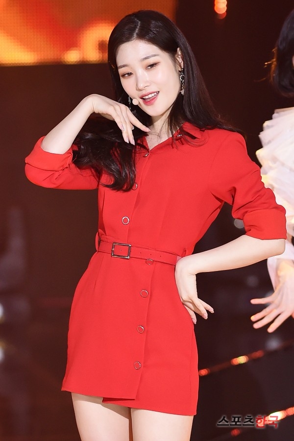DIA Chung Chae-yeon is on stage at SBS MTV The Show held at SBS Prism Tower in Mapo-gu, Seoul on the afternoon of the 9th.On this day, The Show featured performances such as Pentagon, Momoland, Jung Se-woon, JBJ95, KARD, DIA, VAV, Park Girl, TOMORROW X TOGETHER, Dream Note, EVERGLOW, HYNN, Jaesung, 1TEAM, Hot Place, ...