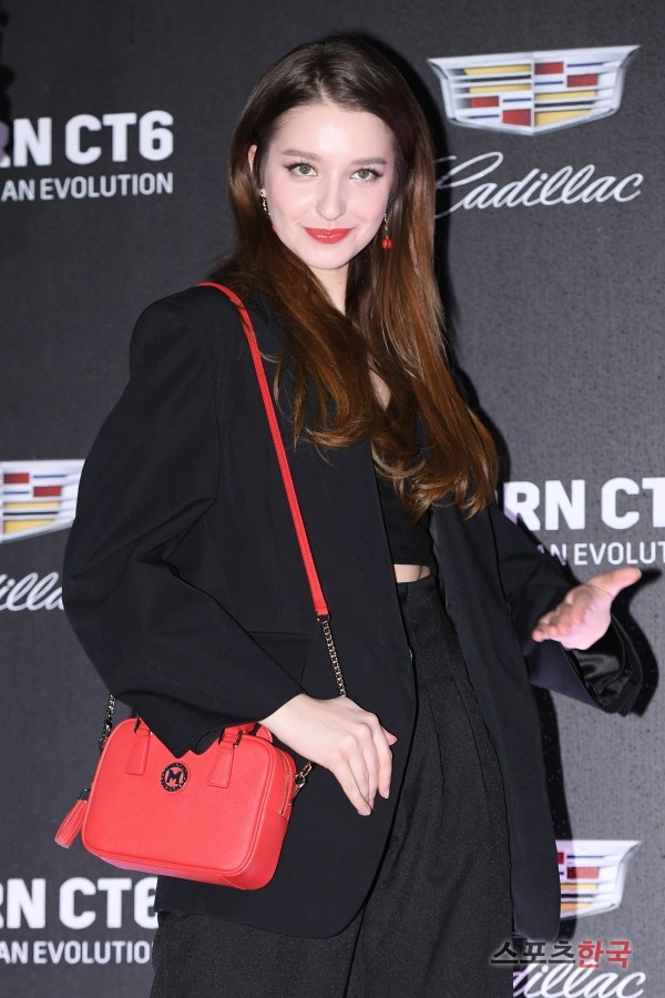 Angelina Danilova poses at the Cadillac REBORN CT6 launch photo event held at Cadillac House Seoul, Gangnam-gu, Seoul on the afternoon of the 9th.