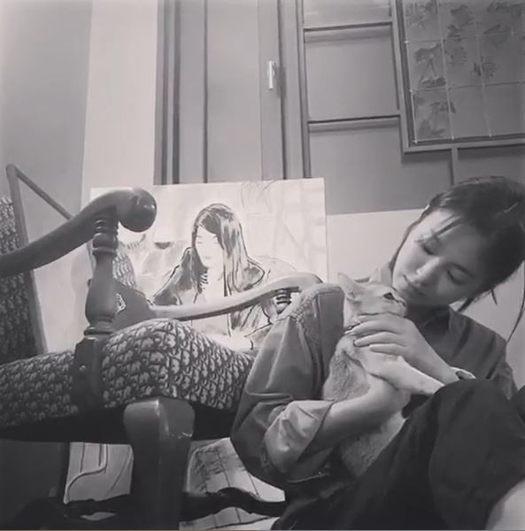 Song Hye-kyo posted a black and white video on his instagram on the 10th.In the video, Song caresssed the cat and looks at it with lovely eyes. She kisses it.Song is dressed comfortably in her face without a toilet. She is eye-catching during Song Hye-kyos appearance.On the other hand, Song Hye-kyo, who appeared in the drama Boyfriend, which ended in January this year, is currently reviewing his next film.