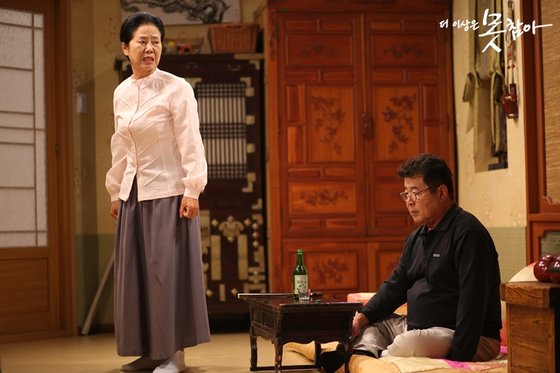2013년 방영된 JTBC 드라마 '더 이상은 못 참아'는 황혼이혼을 결심한 부부를 중심으로 벌어지는 가족 간의 갈등을 담았다. [사진 JTBC]