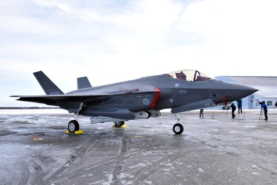 지난해 1월 26일 일본 아오모리현 항공자위대 미사와기지에 배치된 F-35A 스텔스 전투기가 언론에 공개됐다. [EPA=연합뉴스]