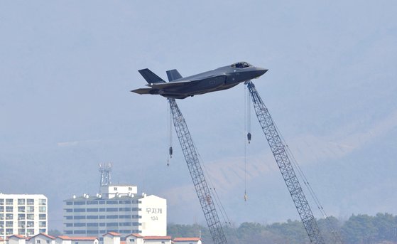 한국이 도입하는 첫 스텔스 전투기인 F-35A가 29일 공군 청주기지에 도착하고 있다. 정부는 지난 2014년 방위사업추진위원회에서 F-35A 전투기 40대를 '해외군사판매'(FMS) 방식으로 오는 2021년까지 도입하기로 결정한 바 있다. 김성태 기자