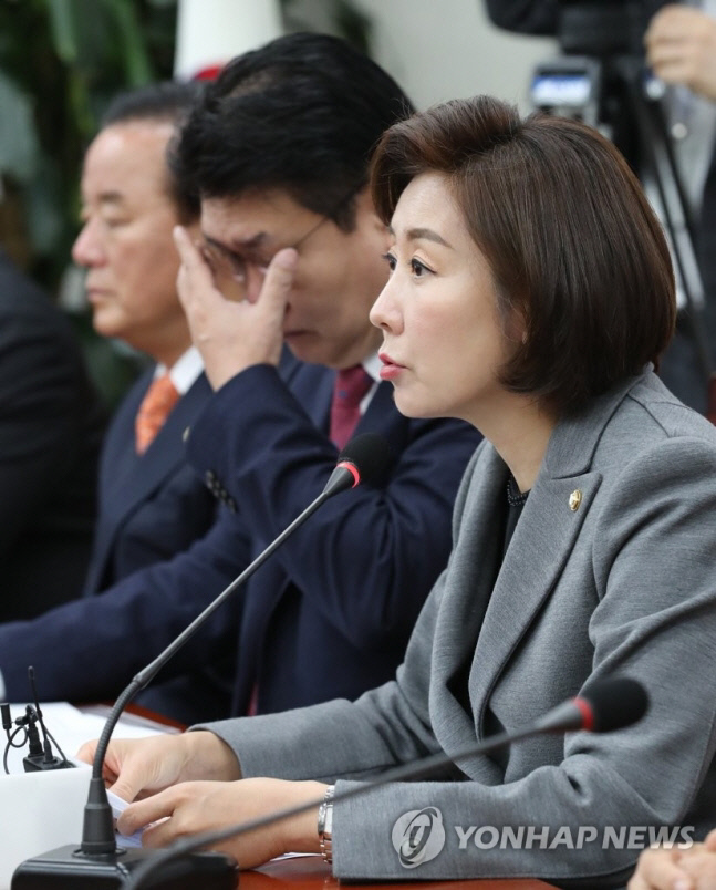 ìì íêµ­ë¹ ëê²½ì ìë´ëíê° 10ì¼ êµ­íìì ì´ë¦° ìë´ëíë¨ì¤ì§ìì ì°ìíììì ë°ì¸íê³  ìë¤. ì°í©ë´ì¤