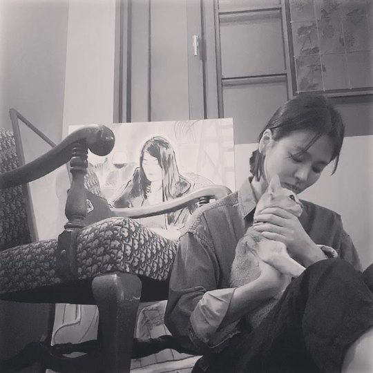 <p>Actress Song Hye-kyo have a lovely status to the public.</p><p>Song Hye-kyo 4-10 am SNS in their own video posted.</p><p>Public video on that Song Hye-kyo with sitting on the floor with the cat in her arms and can contains. Song Hye-kyo is a cat, lovely eyes gazing into kissy look with eye-catching. Makeover without all the game and beautiful visuals to admire.</p><p>Song Hye-kyo recently tvN boyfriendappeared. Actor Song Joong-ki and married.</p>