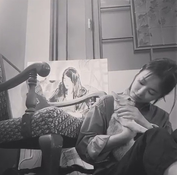 Actor Song Hye-kyo reveals a lovely recent situationSong Hye-kyo posted a video of himself on social media on the morning of April 10.The released video shows Song Hye-kyo sitting on the floor and holding a cat in his arms.Song Hye-kyo looked at the cat with a lovely look and kissed her, and even though she was not wearing a toilet, she admired it with beautiful visuals.Song Hye-kyo recently appeared on TVNs Boyfriend; she married Actor Song Joong-ki.hwang hye-jin