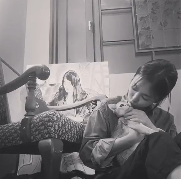 Actor Song Hye-kyo reveals a lovely recent situationSong Hye-kyo posted a video of himself on social media on the morning of April 10.The released video shows Song Hye-kyo sitting on the floor and holding a cat in his arms.Song Hye-kyo looked at the cat with a lovely look and kissed her, and even though she was not wearing a toilet, she admired it with beautiful visuals.Song Hye-kyo recently appeared on TVNs Boyfriend; she married Actor Song Joong-ki.hwang hye-jin