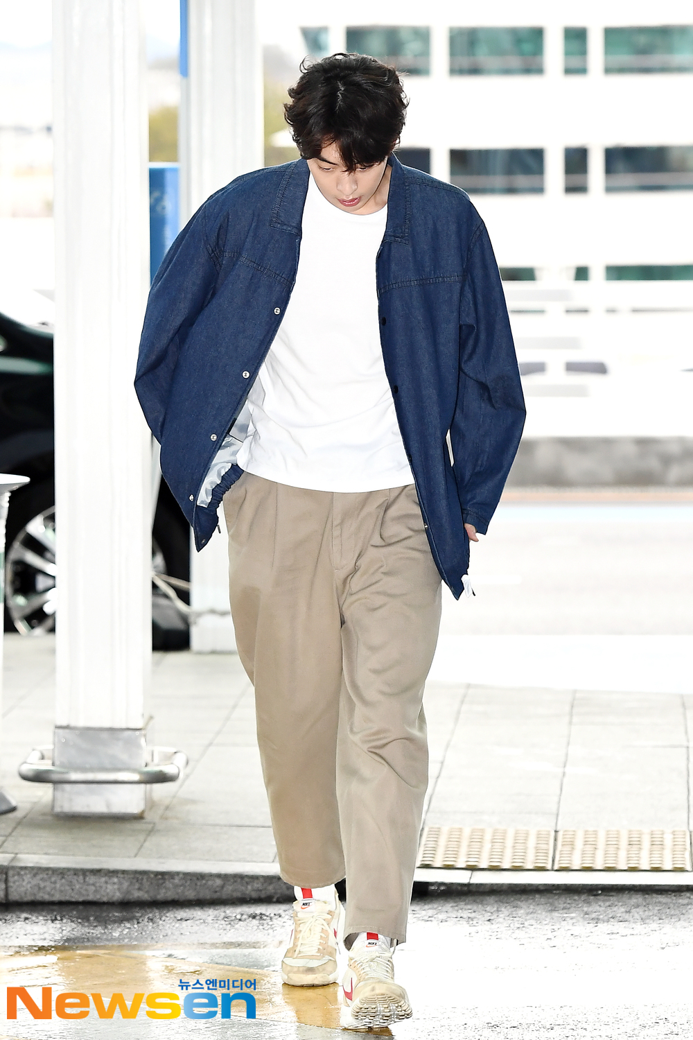 Nam Joo-hyuk Since yesterday my little Rain on the moist floor and <p>Actor Nam Joo-hyuk(NamJoohyuk)4 10 am Incheon Jung-operation in Incheon International Airport through overseas schedule to attend a car Bangkok, Thailand with departure.</p><p>Actor Nam Joo-hyuk(NamJoohyuk)this Airport fashion, and Bangkok, Thailand with departure.</p>