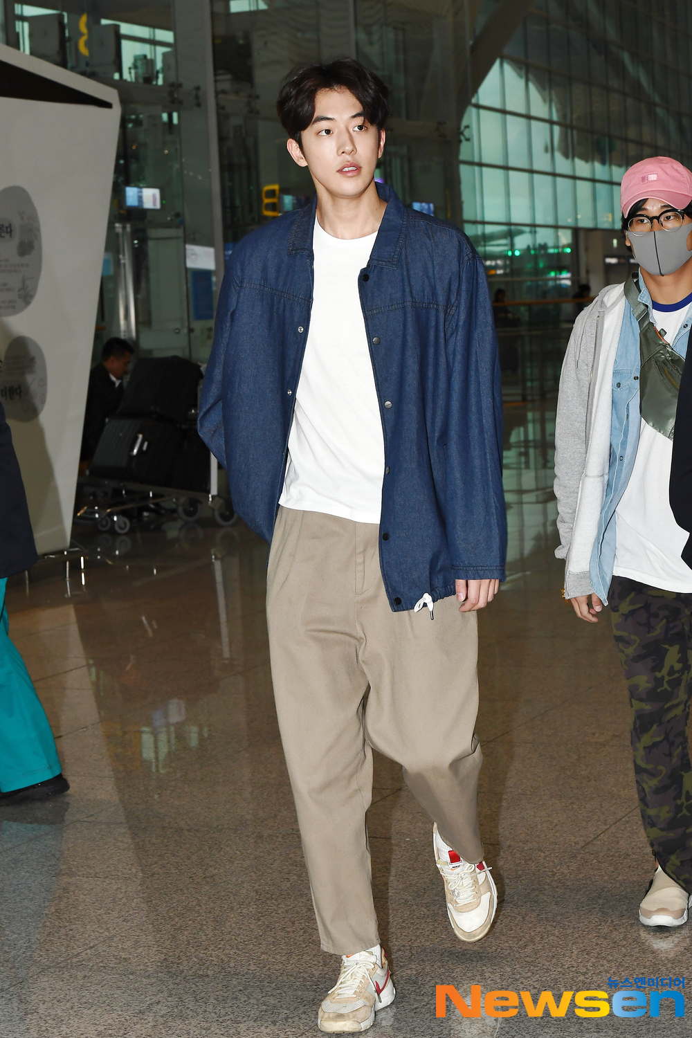 Actor Nam Joo-hyuk departed for Thailand Bangkok on April 10th to attend an overseas schedule through the Incheon International Airport in Unseo-dong, Jung-gu, Incheon.Actor Nam Joo-hyuk is leaving for Thailand Bangkok, presenting airport fashion.exponential earthquake
