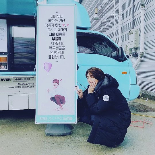 Actor Jung Kyung-ho has revealed a warm visual.Jung Kyung-ho, who is in love with Girls Generation Sooyoung, posted a picture on April 10 with an article entitled Thank you for thanking me.Jung Kyung-ho in the open photo poses in front of a coffee car that was presented. His good-looking appearance and excitement attract attention.Park So-hee