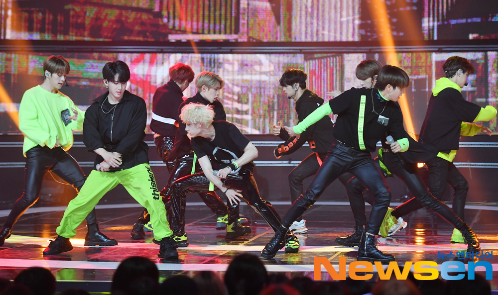 Stray Kids, knife group dance choreography <p>Group straight series size 4 10 Afternoon, Ilsandong-gu Chang Dong Ilsan MBC Dream Center open in MBC Music Live broadcast of Show Champion backstage at expand.</p><p>Meanwhile, Show Championon the Momo brand, business, Pentagon, JBJ95, Stray Kids, VAV, card, comments, Camila, River City, 1TEAM, Dream, Park, Girl, hot, dry, high rise type has appeared.</p>
