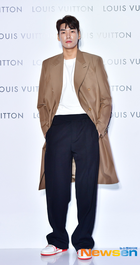 Louis Vuitton The first photo wall event to commemorate the opening of the worlds first twist-back pop-up store was held on April 10 at the outdoor plaza of Hannam-dong, Yongsan-gu, Seoul.Kim Young-kwang was present on the day.Jang Gyeong-ho