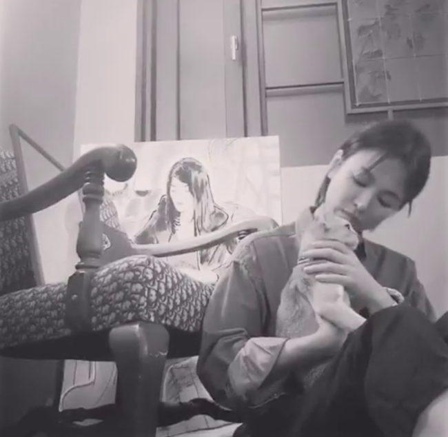 Actor Song Hye-kyo reveals recent statusSong Hye-kyo posted a short video on his instagram on the 10th; Song Hye-kyo in the released black and white video sits on the floor and holds a cat in his arms.Song Hye-kyo then looked at the cat with a lovely eye and kissed her affectionately.It is Song Hye-kyo, who is dressed in a modest dress and has no makeup, but still boasts beautiful beauty, so he focuses attention.Song Hye-kyo, who married Actor Song Joong-ki in 2017, recently met viewers through tvN boyfriend.Song Hye-kyo Instagram