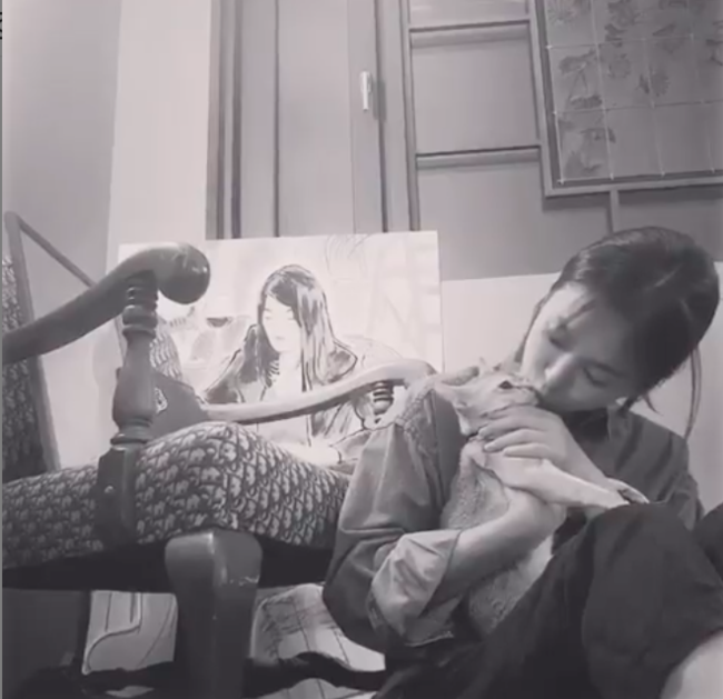 Actor Song Hye-kyo reveals recent statusSong Hye-kyo posted a short video on his instagram on the 10th; Song Hye-kyo in the released black and white video sits on the floor and holds a cat in his arms.Song Hye-kyo then looked at the cat with a lovely eye and kissed her affectionately.It is Song Hye-kyo, who is dressed in a modest dress and has no makeup, but still boasts beautiful beauty, so he focuses attention.Song Hye-kyo, who married Actor Song Joong-ki in 2017, recently met viewers through tvN boyfriend.Song Hye-kyo Instagram