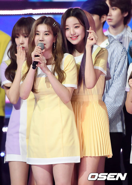 MBC Music Show! Champion was broadcast live at MBC Dream Center in Ilsan, Goyang, Gyeonggi Province on the afternoon of the 10th.Aizwon Kwon Eun-bi and Jang Won-young, who took first place, are showing their gratitude to fans.