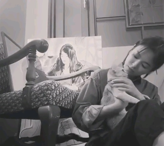 Actor Song Hye-kyo revealed his current situation.On the 10th, Song Hye-kyo posted a short video on his instagram.In the open video, Song Hye-kyo is sitting on the floor and holding a cat and looking at the cat with lovely eyes.In the video processed on the black and white screen, Song Hye-kyo boasts innocence even in his modest clothes, attracting attention.Song Hye-kyo appeared in the TVN drama Boyfriend which last January.Photo = Song Hye-kyo Instagram