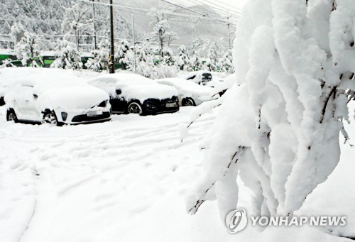 4월의 폭설 (태백=연합뉴스) 배연호 기자 = 10일 강원 태백시 상장동 주차장의 차들이 눈으로 덮였다.      태백지역에는 이날 오전 7시 현재 22.5㎝의 눈이 내렸다. 2019.4.10 byh@yna.co.kr