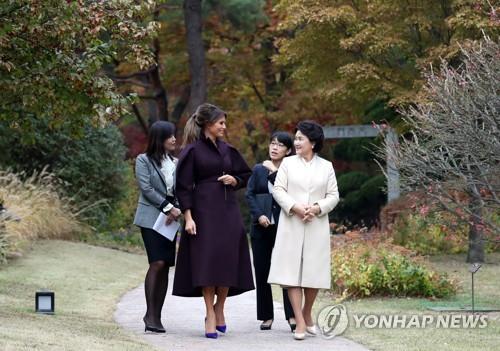멜라니아·김정숙 여사의 청와대 경내 산책 모습 [연합뉴스 자료사진]