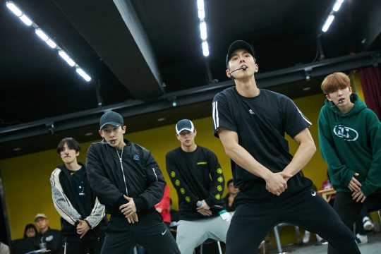 Group Monstarrrrrr X released the practice scene through the official SNS ahead of the concert.Monstarrrrrr X will hold 2019 Monstarrrrrr X World Tour A Hire (2019 Monstarrrr X WORLD TOUR WE ARE HERE) at the Olympic Park SK Handball Stadium in Seoul, Bangi-dong, on the 13th and 14th.It is the first start of a world tour.The photo shows Monstarrrrrr X in comfortable sportswear, a free-standing outfit but with charismatic eyes.Monstarrrrrr X opens the world tour with this Seoul performance, and is said to be working on practice with beads sweating to perform more perfect performances.Members have prepared a list of songs filled with special stages and hits that are not normally seen, and you can expect a spectacular and intense performance, said a Starship Entertainment official on the 11th.Earlier, Monstarrrrrr X sold out 70 seconds after the ticket booking of the Seoul performance.Following Seoul, the show will be held in 18 cities around the world including Asia, Europe, North America and South America until August.