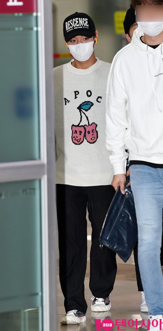 Singer Park Jihoon is showing off his airport fashion by entering Gimpo International Airport after finishing a fan meeting in Japan on the afternoon of the 11th.