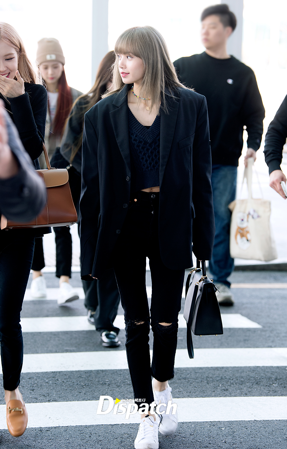 The group BLACKPINK departed for Los Angeles via Incheon International Airport on the afternoon of the 11th to digest overseas schedules.BLACKPINK Lisa made a chic feeling in all black fashion on the day.Its not a movie.Airport Runway.overwhelming atmosphere