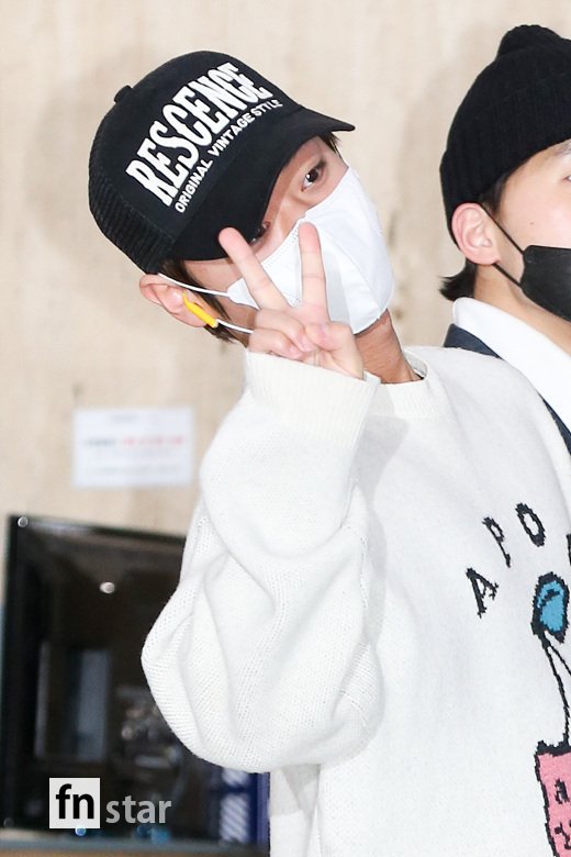 Singer Park Jihoon arrived at Gimpo International Airport after finishing a fan meeting in Tokyo, Japan on the afternoon of the 11th.