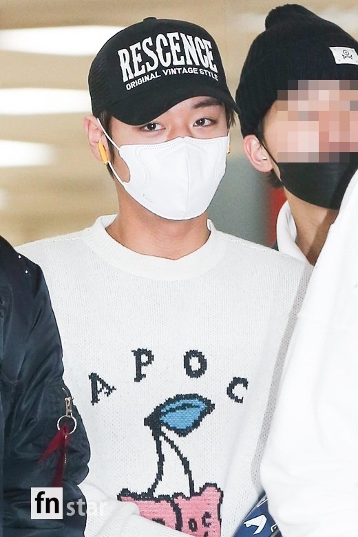 Singer Park Jihoon arrived at Gimpo International Airport after finishing a fan meeting in Tokyo, Japan on the afternoon of the 11th.