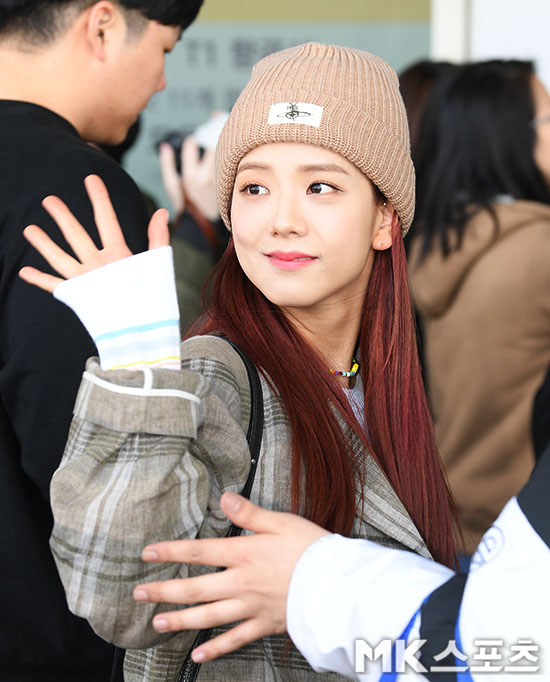 Girl group BLACKPINK (JiSoo, Jenny, Rose, Lisa) departed for Los Angeles on the afternoon of the 11th through the second terminal of Incheon International Airport.JiSoo headed to the departure hall with a bright expression.