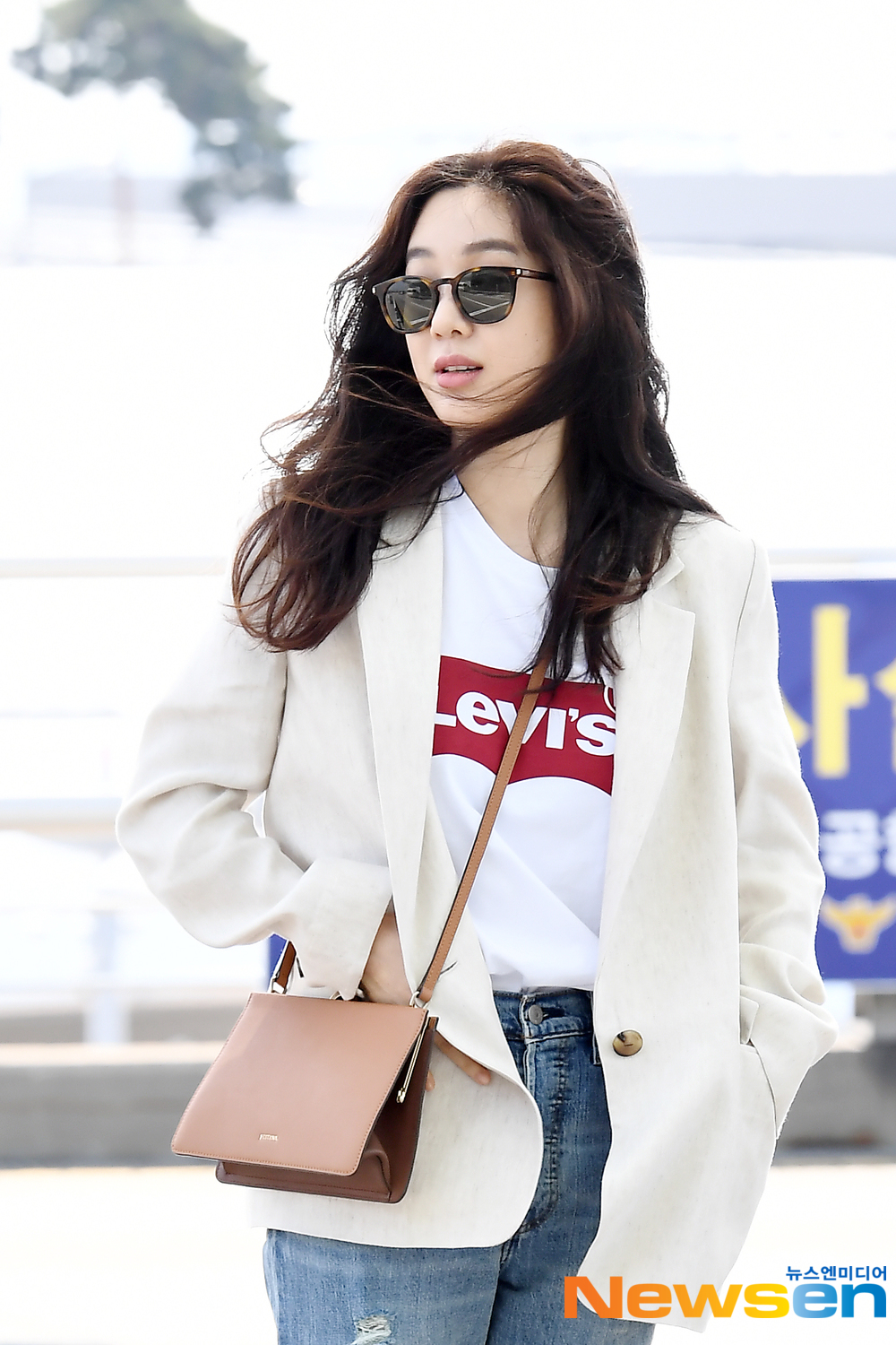 Actor Jung Ryeo-won left for Los Angeles on April 11th at Incheon International Airport in Unseo-dong, Jung-gu, Incheon.Actor Jung Ryeo-won is leaving for Los Angeles in United States of America with an airport fashion.exponential earthquake