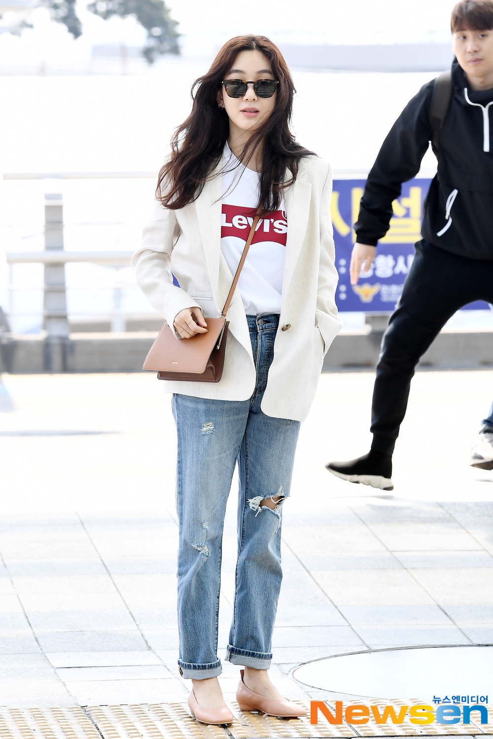 Actor Jung Ryeo-won left for Los Angeles on April 11th at Incheon International Airport in Unseo-dong, Jung-gu, Incheon.Actor Jung Ryeo-won is leaving for Los Angeles in United States of America with an airport fashion.exponential earthquake