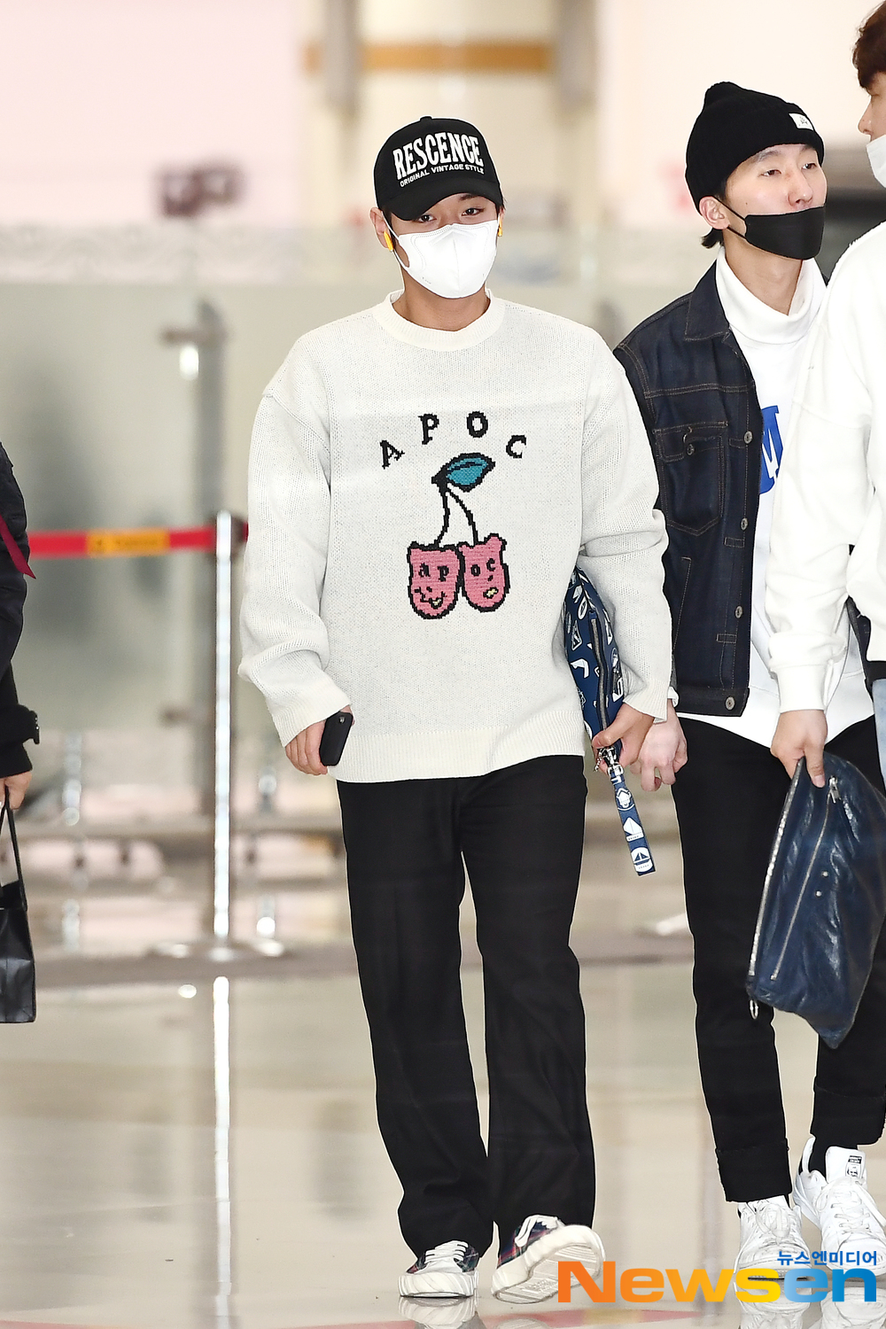 Former member of WANNAONE, Park Jihoon (PARKJIHOON), arrived in Japan after completing the schedule of 2019 PARK JIHOON ASIA FAN MEETING IN Japan -FIRST EDITION- held in Japan through Gimpo International Airport in Banghwa-dong, Gangseo-gu, Seoul on the afternoon of April 11.Singer Park Jihoon is entering the country.exponential earthquake